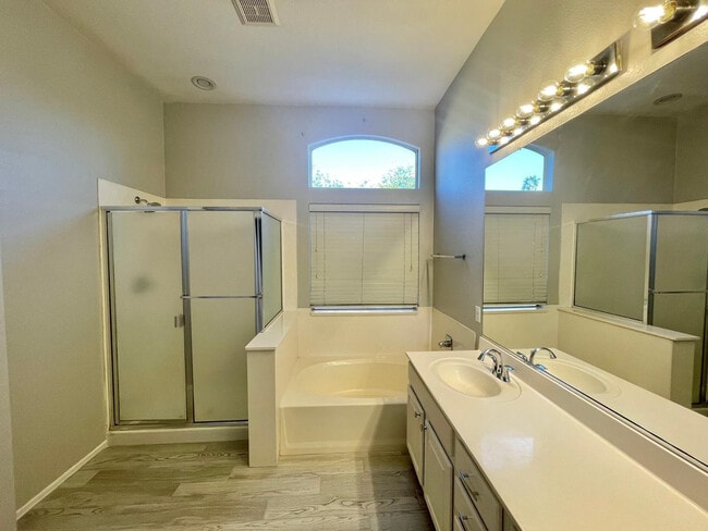 Building Photo - 686 W Del Rio St