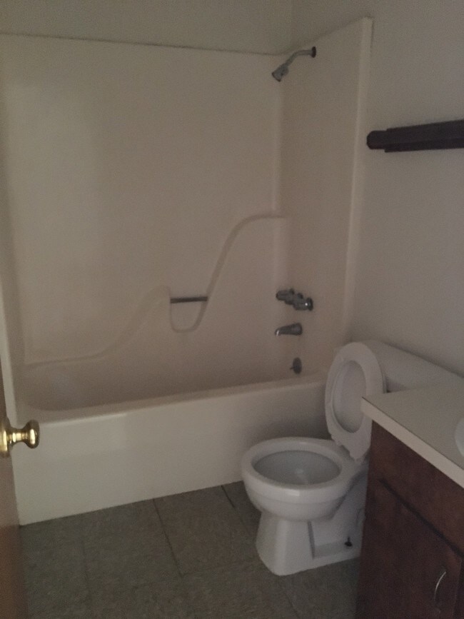 Full bath - 6414 Koosa Dr