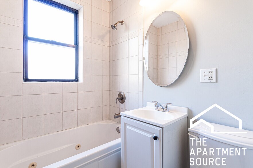 Building Photo - 736 W Addison St