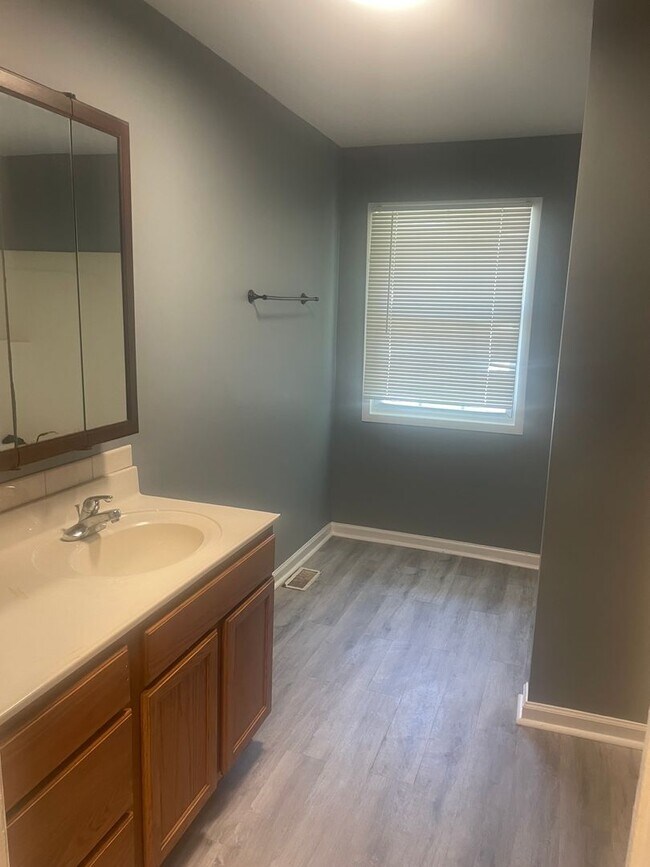 Building Photo - Knoxville 37920 - 3 bedroom, 1 bath home - Contact Lisa Vineyard & Shannon Russell (865)216-9334