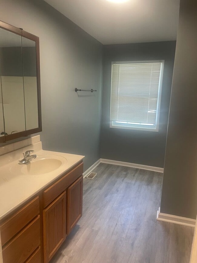 Building Photo - Knoxville 37920 - 3 bedroom, 1 bath home -...