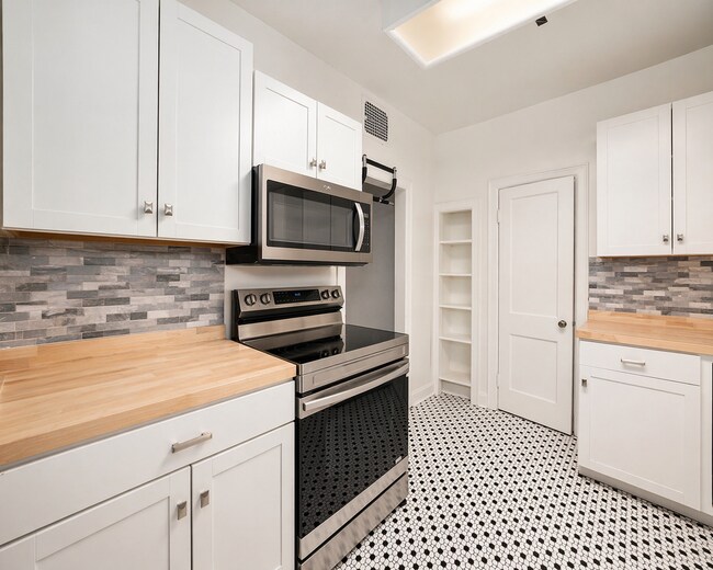 Building Photo - 6-Bedroom Home: Includes 6 parking spots!