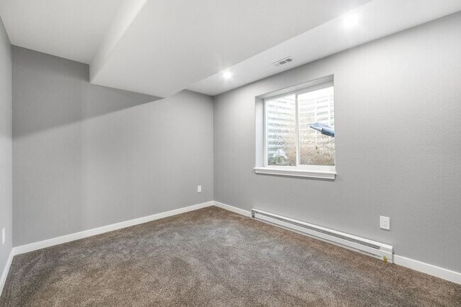 Building Photo - ***WINTER SPECIAL $2695.00 a Month *** 5 b...