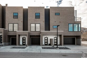 Building Photo - Draper townhome with VIEWS!
