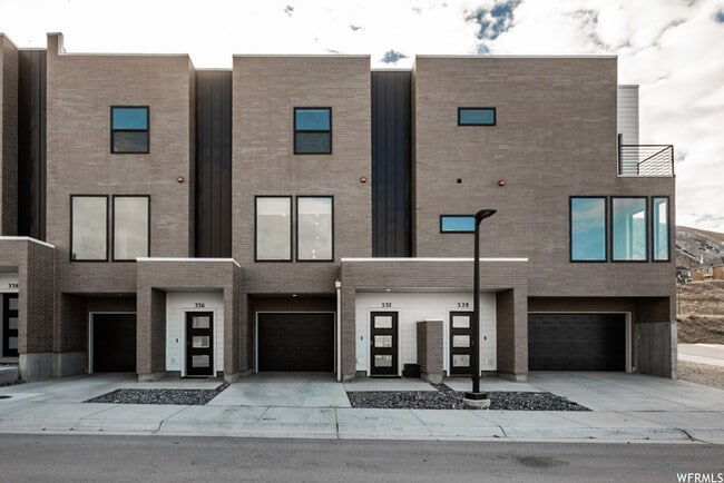 Primary Photo - Draper townhome with VIEWS!