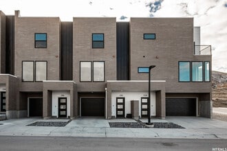 Building Photo - Draper townhome with VIEWS!