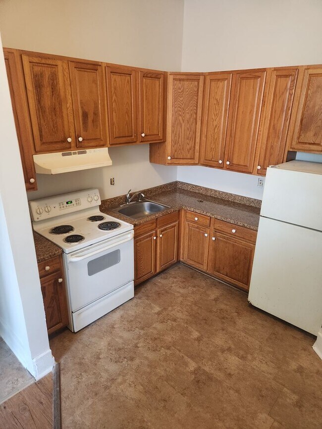 Building Photo - Light and Airy 2 bedroom 1 bathroom apartm...