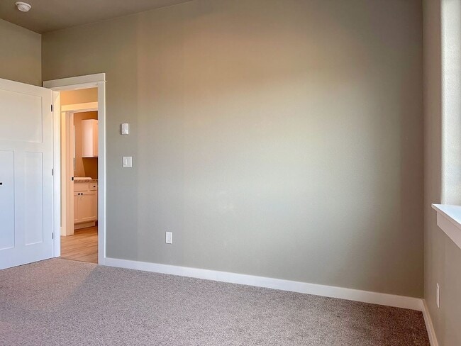 Building Photo - Pet Friendly 2 bed/ 2 bath unit at Soldier Ridge!