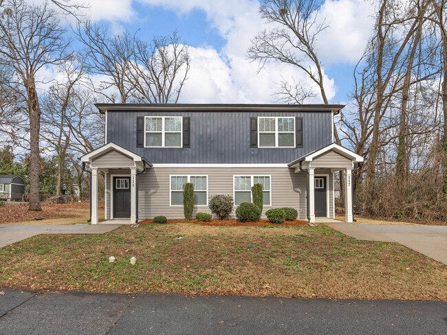 Building Photo - Charming two bedroom two and a half bathroom ready for you to call home!