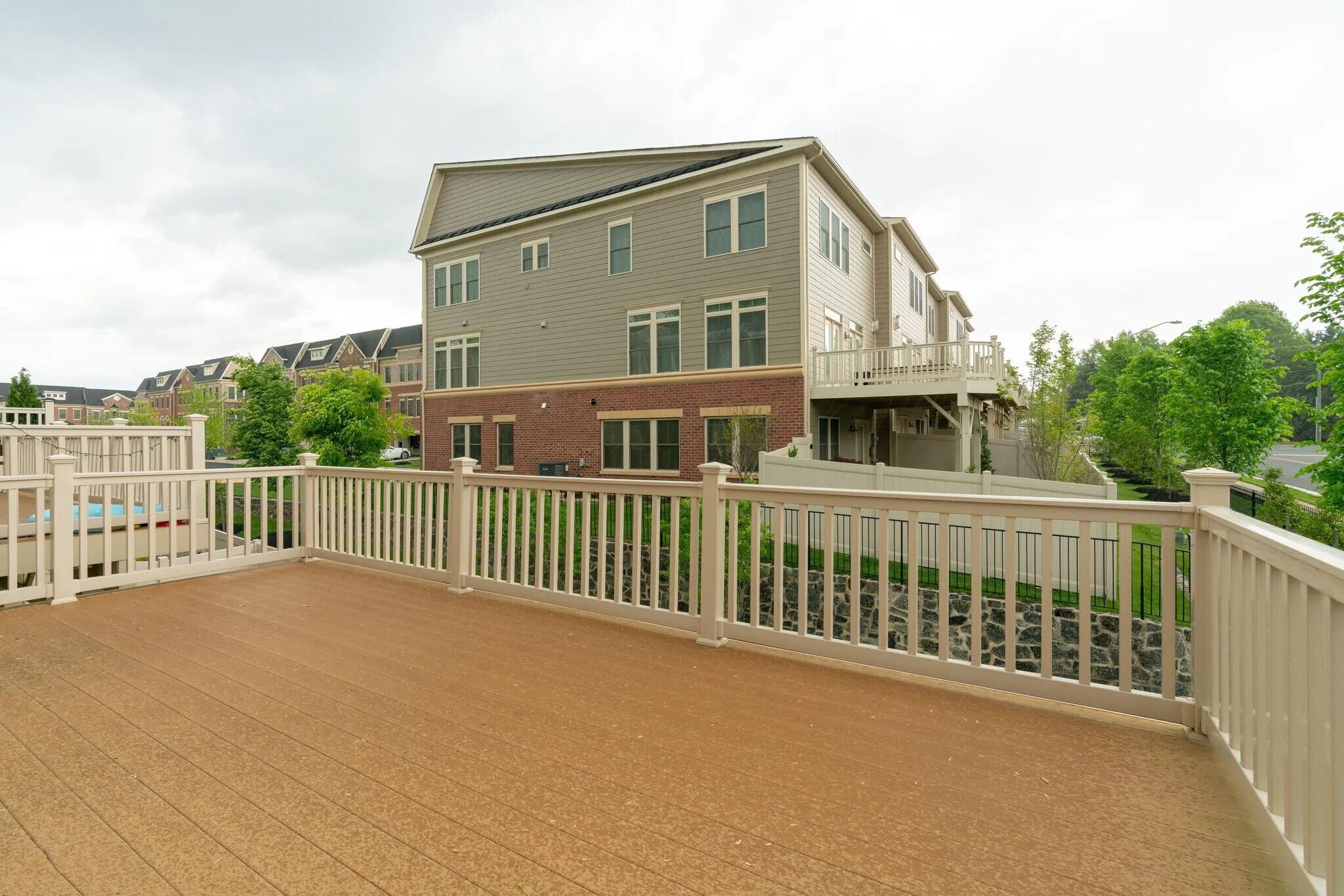 outdoor deck 2 - 7200 Holywell Lane