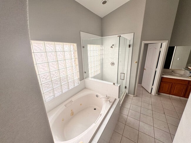 Building Photo - 2 Bed + Den Single Story Home in Guard Gated Painted Desert