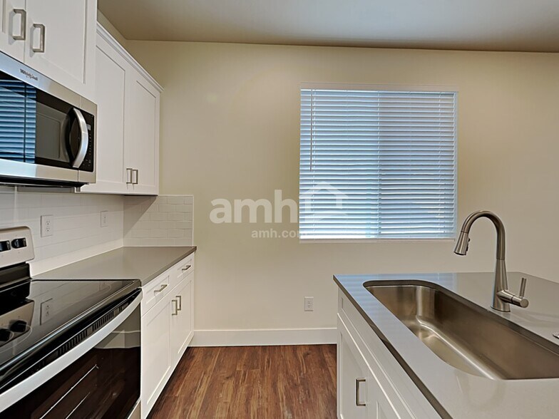 Building Photo - 701 S Rocker Ave