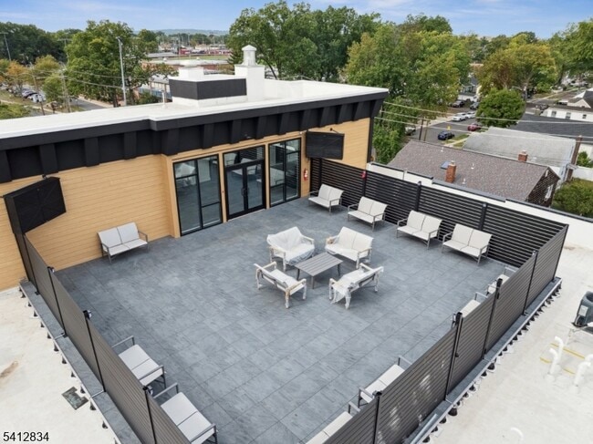 Building Photo - 140 W Webster Ave