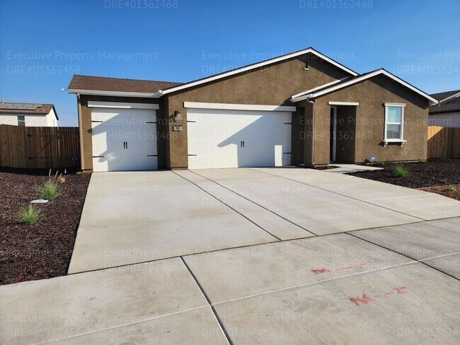 Building Photo - 4 bedroom/ 3 bathroom split-wing home. *Mo...