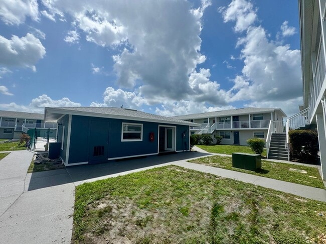 Building Photo - 1 Bed/1 Bath Ground Floor Condo in recently renovated apartment community.