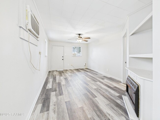 Building Photo - 906 Center St