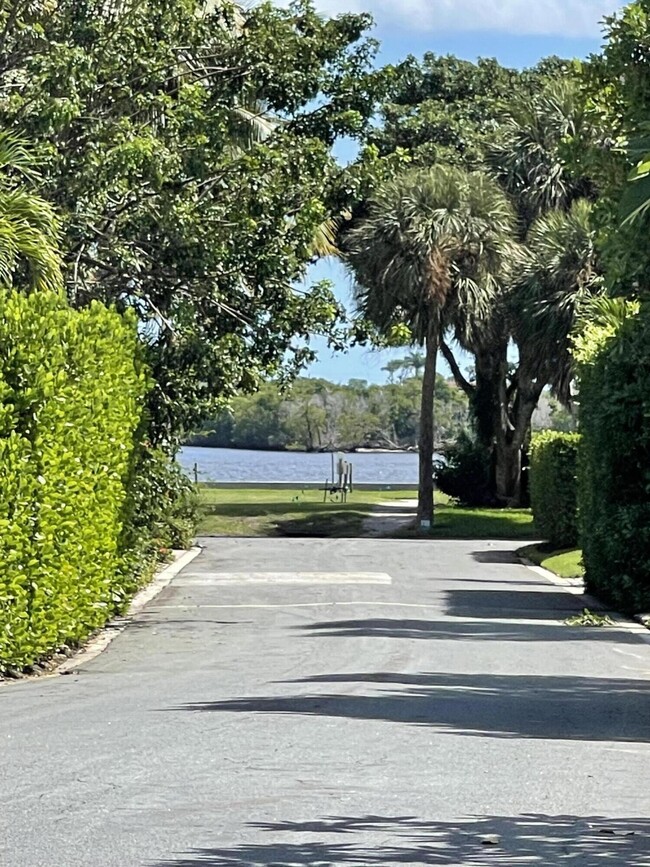 Building Photo - 206 Russlyn Dr