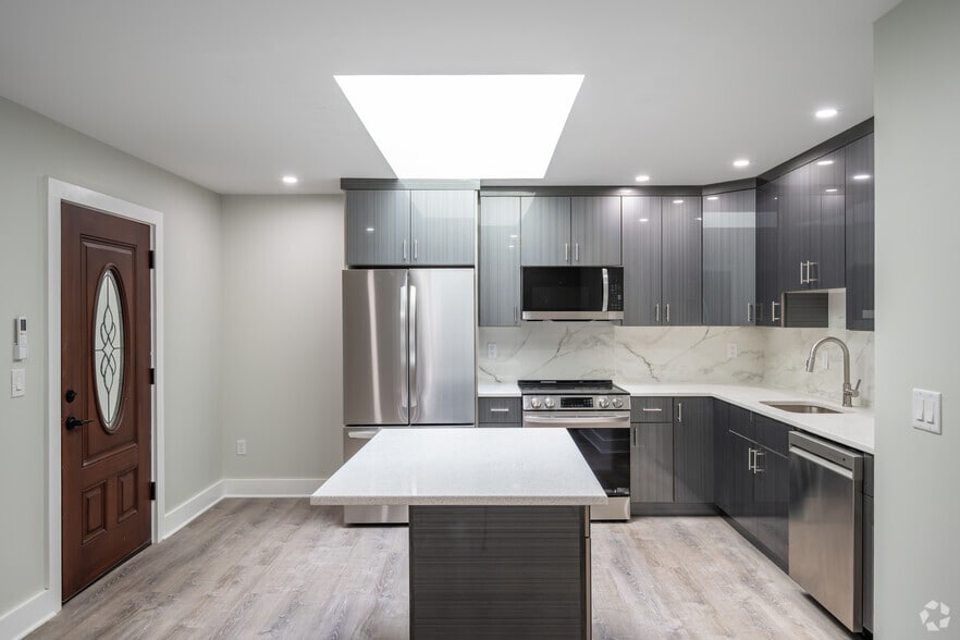 2BR, 1BA - 740SF - Kitchen - 61 Bank St