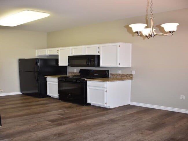 Building Photo - Fully remodeled ground floor 2BR unit in gated Mission Ridge - with garage!