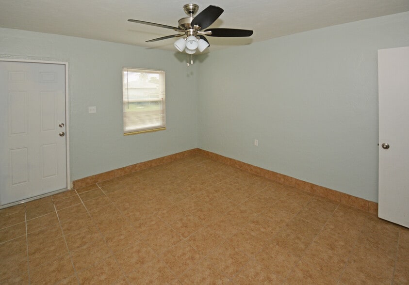 Bedroom 2 - 5009 TANGERINE AVE S