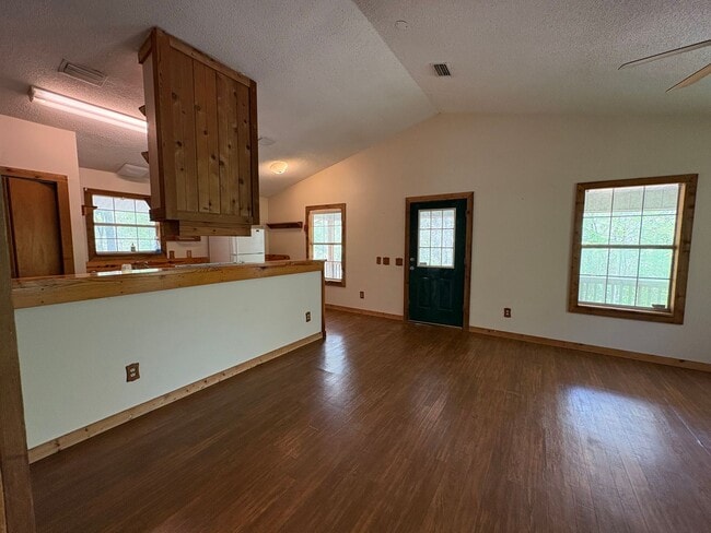 Building Photo - Cozy 2 Bedroom Retreat Available SOON!