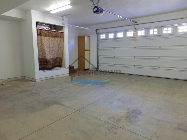 Building Photo - 908 E Davis Ave