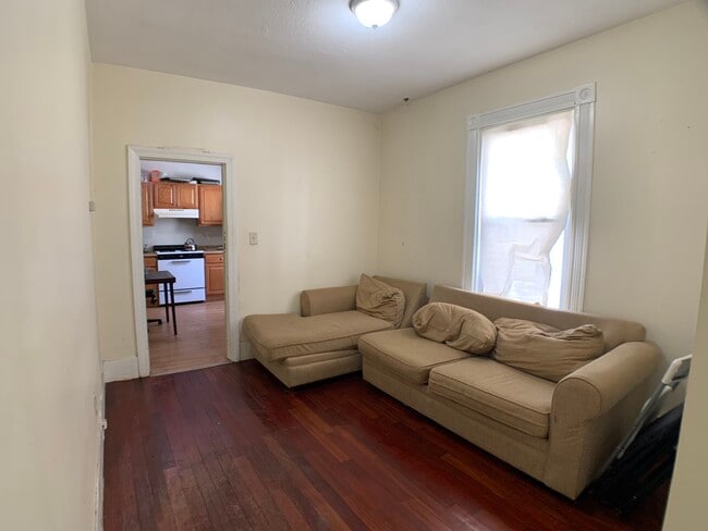 Building Photo - 569 Main St