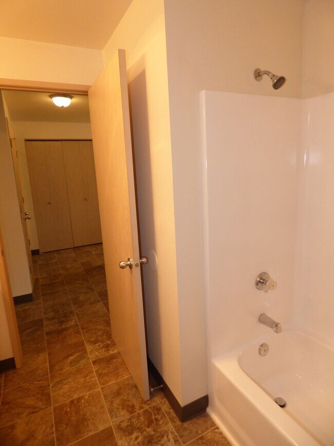 Building Photo - 1 bedroom 1 bath second level unit!