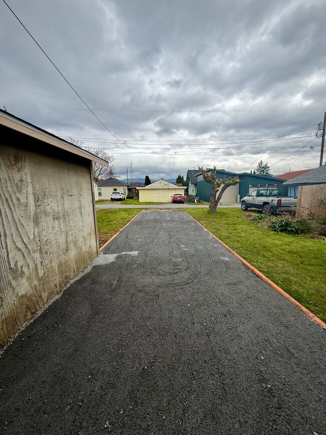 Building Photo - Live in Sunny Land! Updated 2 Bedroom with Great Amenities Available NOW!