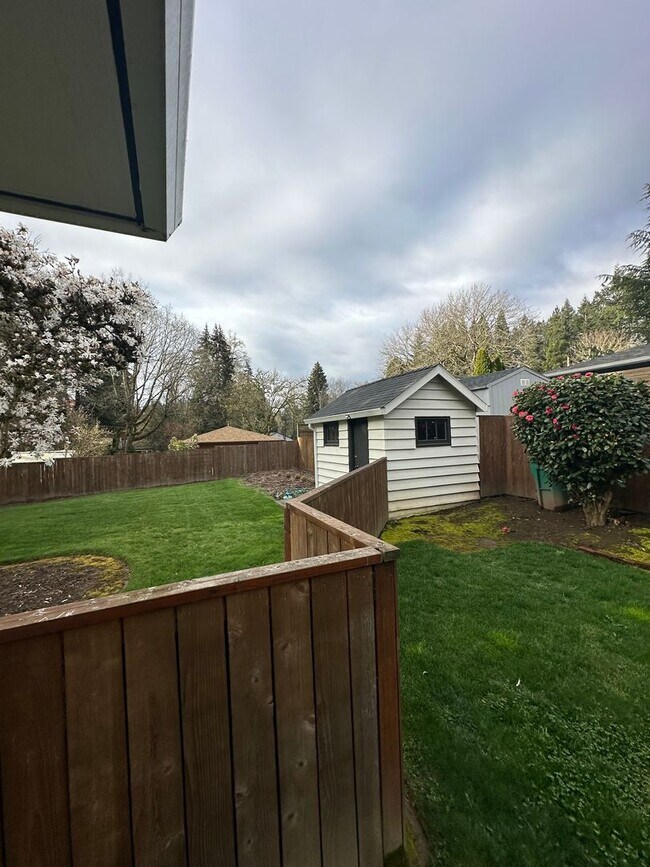 Building Photo - GORGEOUS RANCH STYLE HOME ON HUGE MANICURED LOT IN GARDEN HOME IN SW PORTLAND