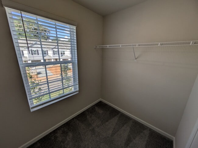 Building Photo - 831 Powder Br Dr