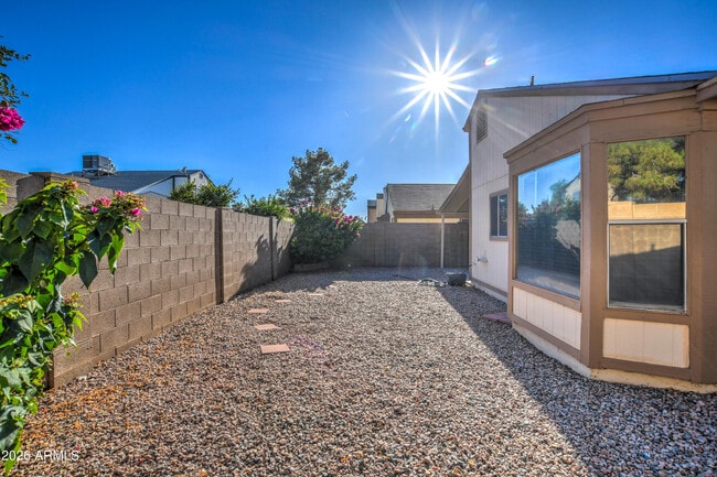 Building Photo - 815 E Calle Del Norte