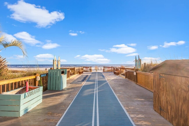 Building Photo - 8743 Thomas Dr