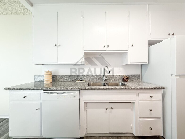 Building Photo - 6039 Whitsett Ave