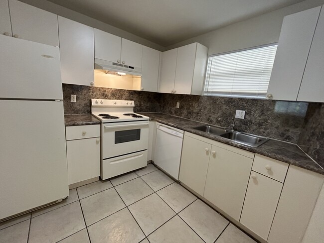 Primary Photo - 4255 N University Dr