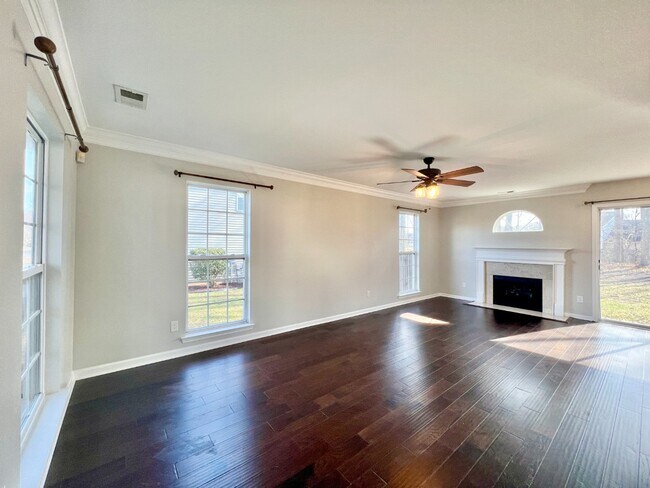 Building Photo - UPDATED, 4 Bedrooms!