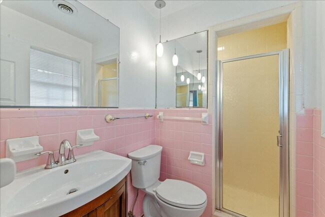 Building Photo - 109 S Chapel Dr