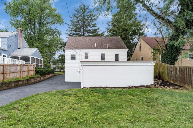 Building Photo - 884 S Chesterfield Rd