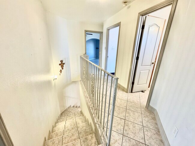 Building Photo - 210 Leon Ave