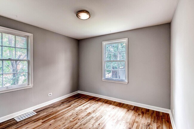 Building Photo - Updated 4-bed, 2-bath home - Blocks from R...