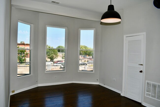 Building Photo - 867 E Pershing Rd