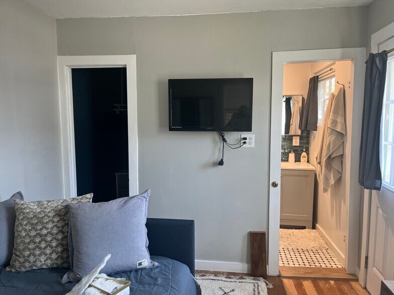 TV w/Roku - most apps active - 1423 Bellevue Ave