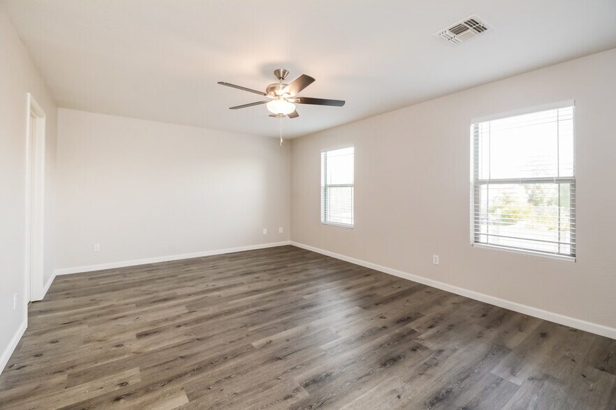 Building Photo - 3202 S Justin Dr