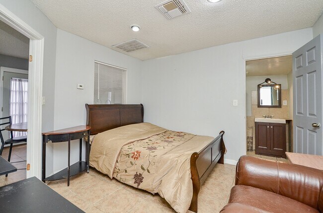 Building Photo - 13102 Richmond Ave.