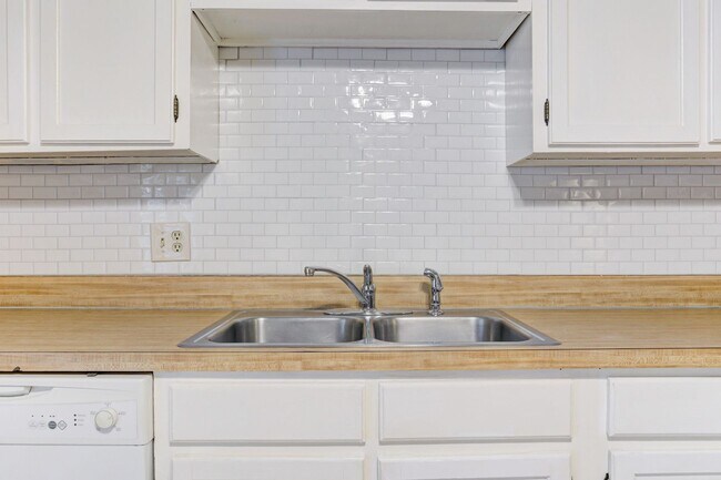 Building Photo - Cute Townhouse in the Heart of Norman, just minutes from OU!