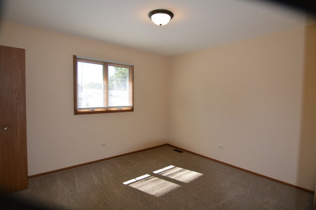 Building Photo - 102 Lotus Ave