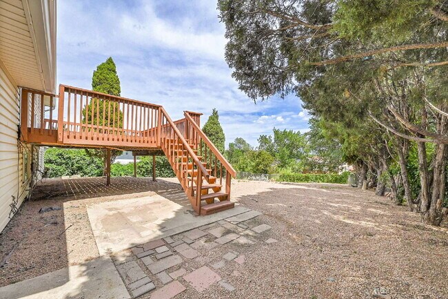 Building Photo - $1,850, 4 bed, 2 bath, located on Colorado...