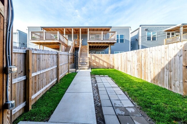 Building Photo - GRADUATE STUDENTS!! 2 Bed 2 Bath Near SSM Cardinal Glennon, St. Louis University