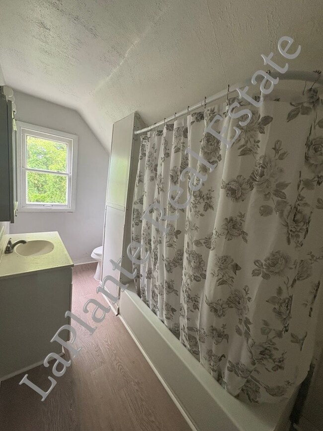 Building Photo - Bright & Spacious 3-Bed Home in Library Vi...