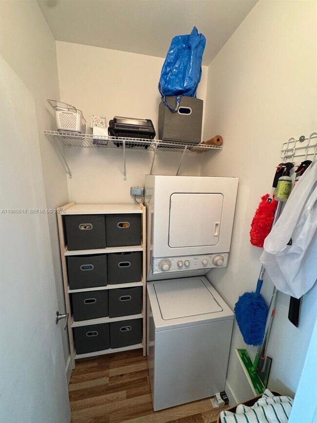 Building Photo - 1900 N Bayshore Dr